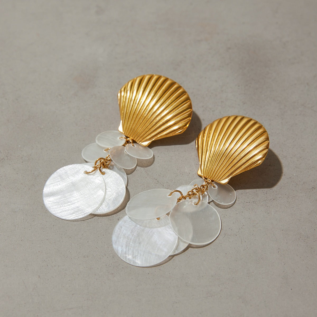 18K gold shell-shaped earrings with round tassel design