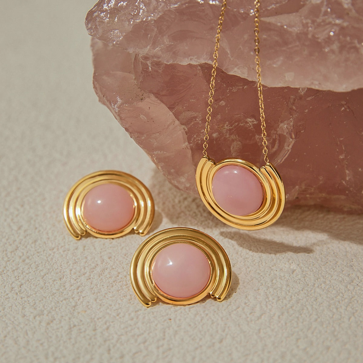 18K gold round shape with textured gemstone design light luxury noble necklace