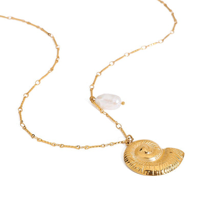 18K gold conch-shaped necklace with pearl design
