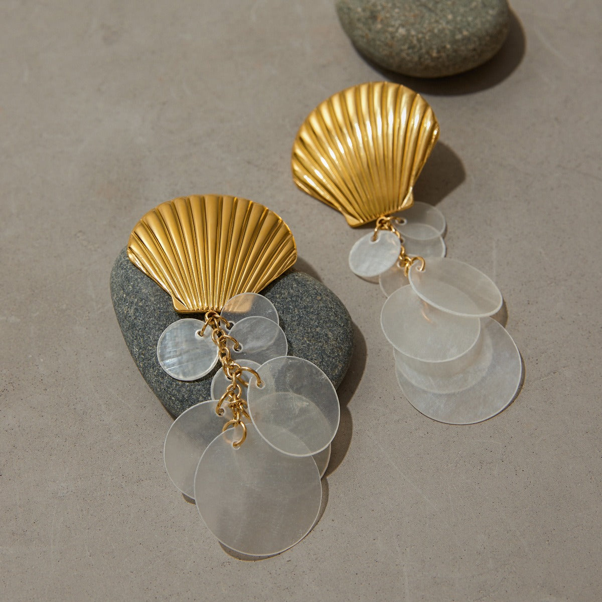 18K gold shell-shaped earrings with round tassel design